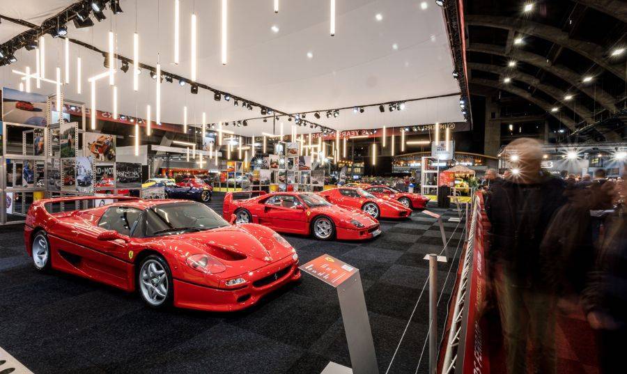 Uitstalling van rode Ferrari's op de Classic Car Show in Brussel