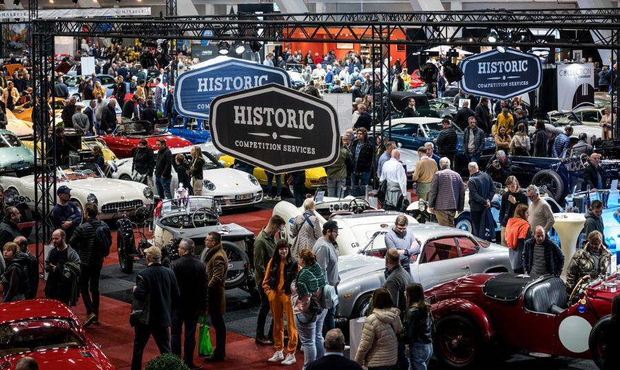 Bezoekers rondom klassieke auto's in de evenementenhal tijdens de Classic Car Show in Brussel