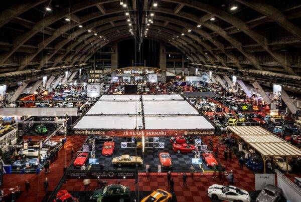 Alle auto's uitgestald in de evenementenhal tijdens Classic Car Show in Brussel