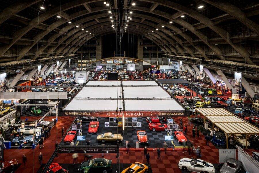 Alle auto's uitgestald in de evenementenhal tijdens Classic Car Show in Brussel