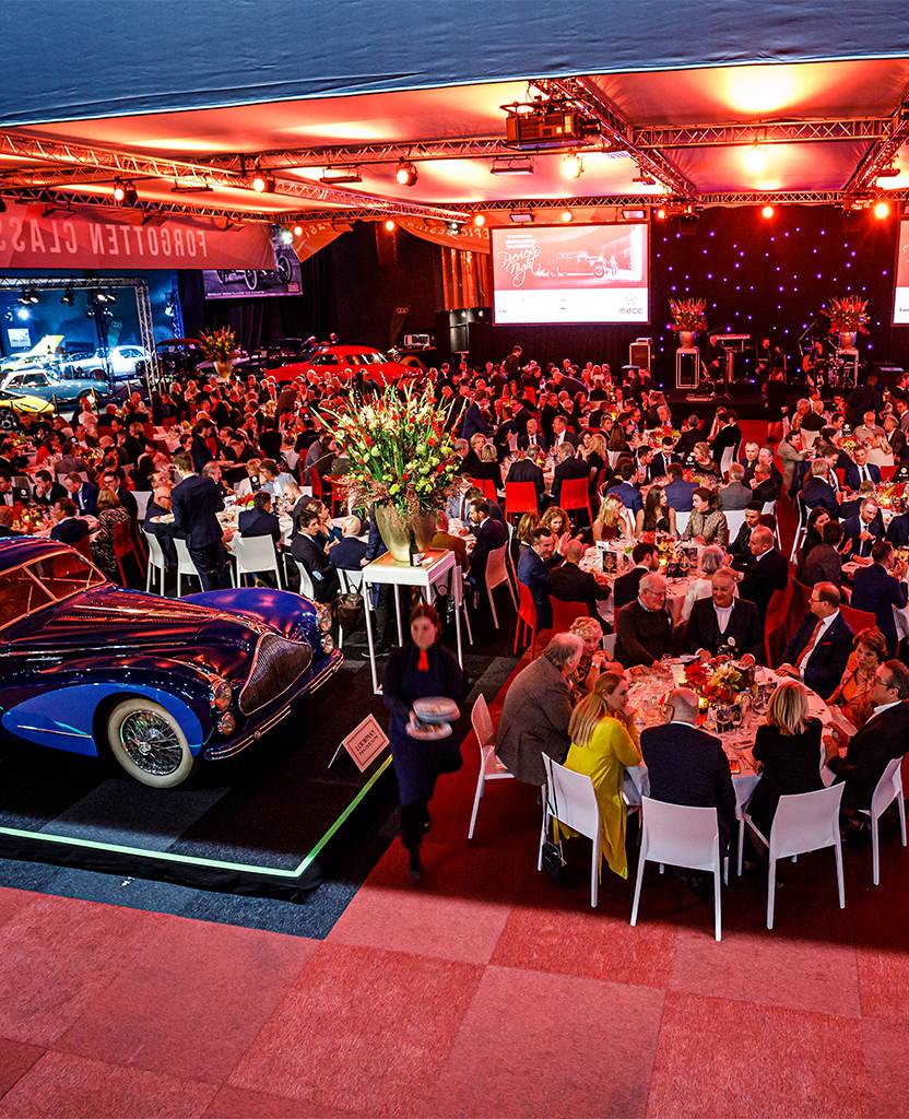 Eettafels tijdens het diner van de Preview Night van Classic Car Show in Maastricht