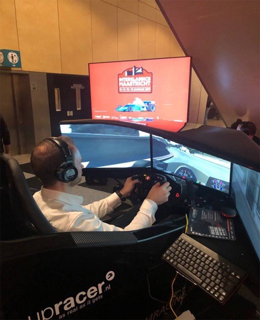 Man in sim rig tijdens de sim racing beurs Sim Formula in Maastricht
