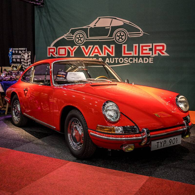 Oldtimer rode Porsche in de evenementhal van het Interclassics evenement in Maastricht