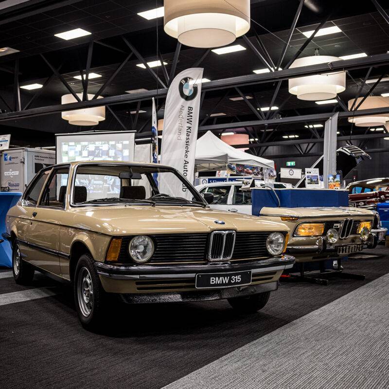 Beige oldtimer van het merk BMW 315 in de evenementhal van het Interclassics evenement in Maastricht