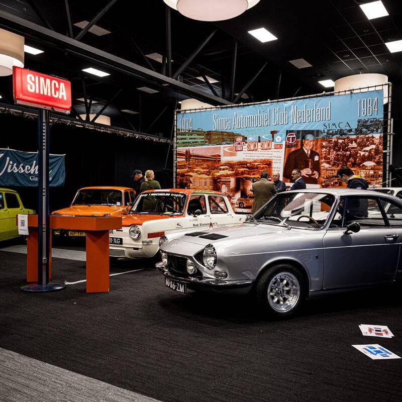 3 oldtimers van de Simca Automobiel Club in Nederland tijdens de oldtimerbeurs van Interclassics in Maastricht