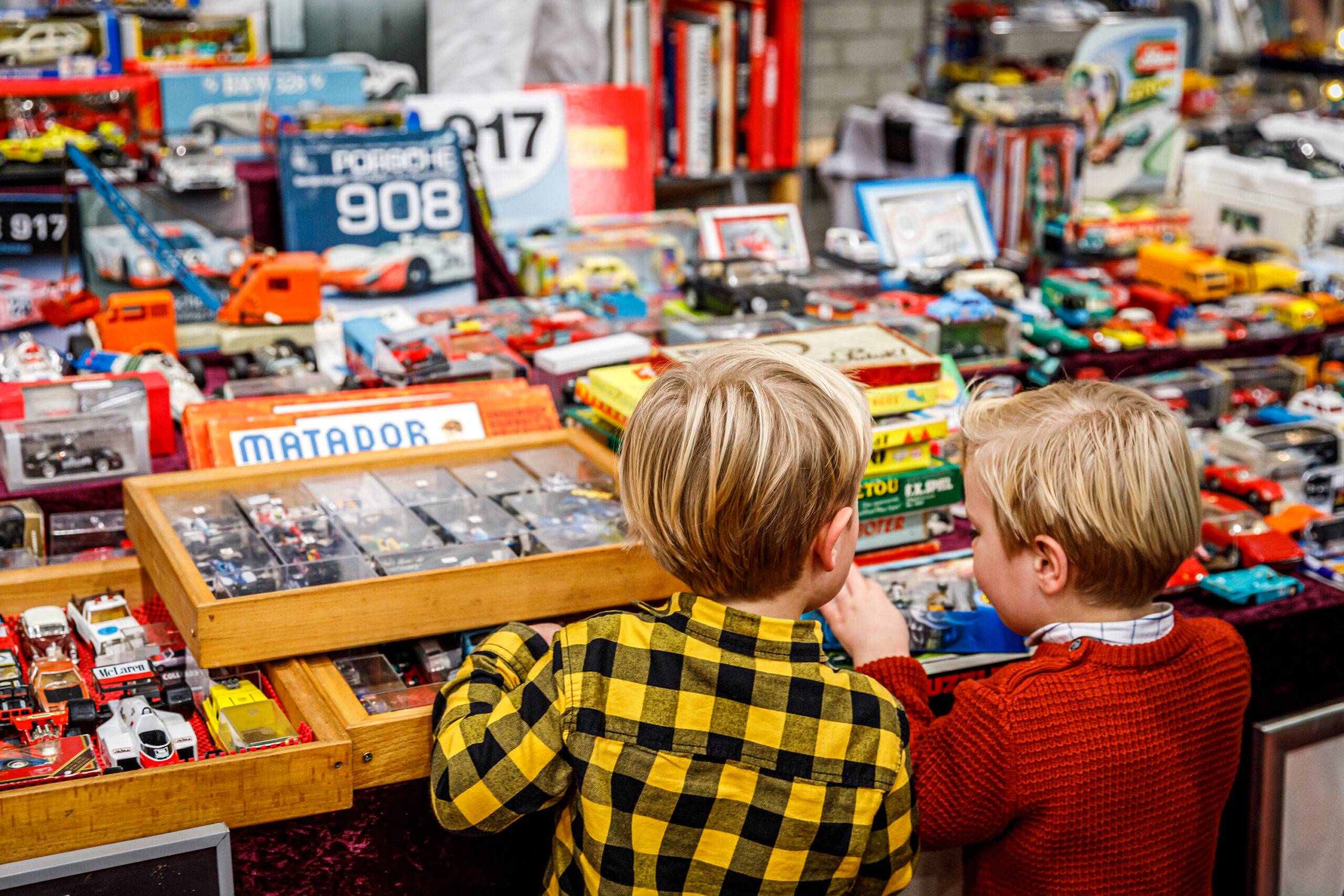 2 jongetjes kijken naar miniatuur autootjes tijdens de oldtimerbeurs Interclassics in Maastricht