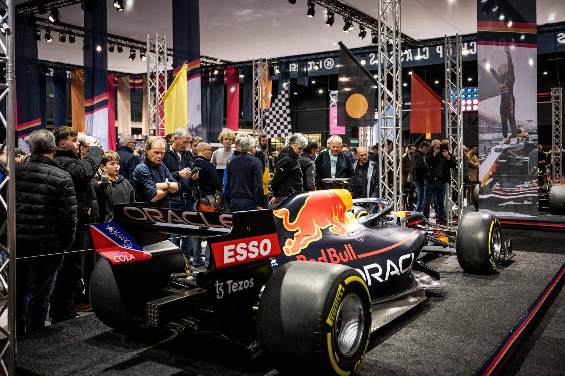 Red Bull Formule 1 wagen omgeven door mensen tijdens het Interclassics evenement in Maastricht